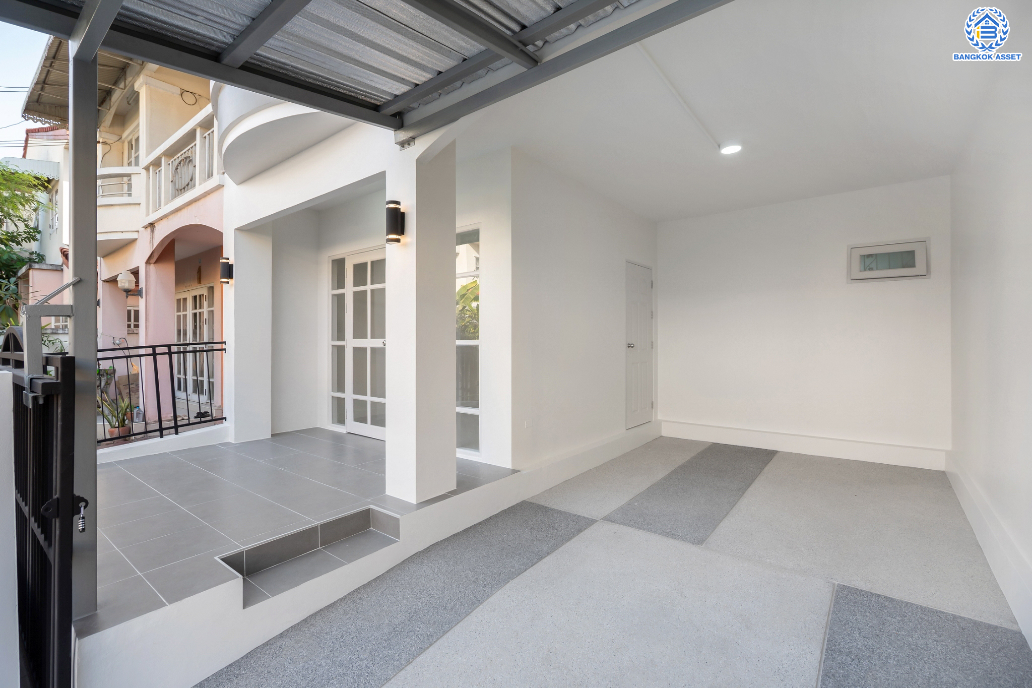 บ้านมือสองตกแต่งใหม่ ม.รติรมย์ 3 สวนผัก บ้านดีไซน์สวยพร้อมอยู่ เนื้อที่ 21 ตร.ว. ฟังก์ชัน 3 ห้องนอน 2 ห้องน้ำ 1 ที่จอดรถ บนทำเลศักยภาพ เชื่อมต่อหลายเส้นทางหลัก ใกล้ทางด่วน "ศรีรัช" รถไฟฟ้าสายสีแดง "สถานีตลิ่งชัน"และแหล่ง Community Mall ชั้นนำมากมาย